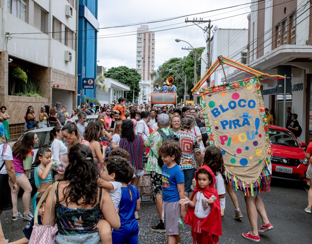 Bloco Pira Pirou reúne pessoas de todas as idades