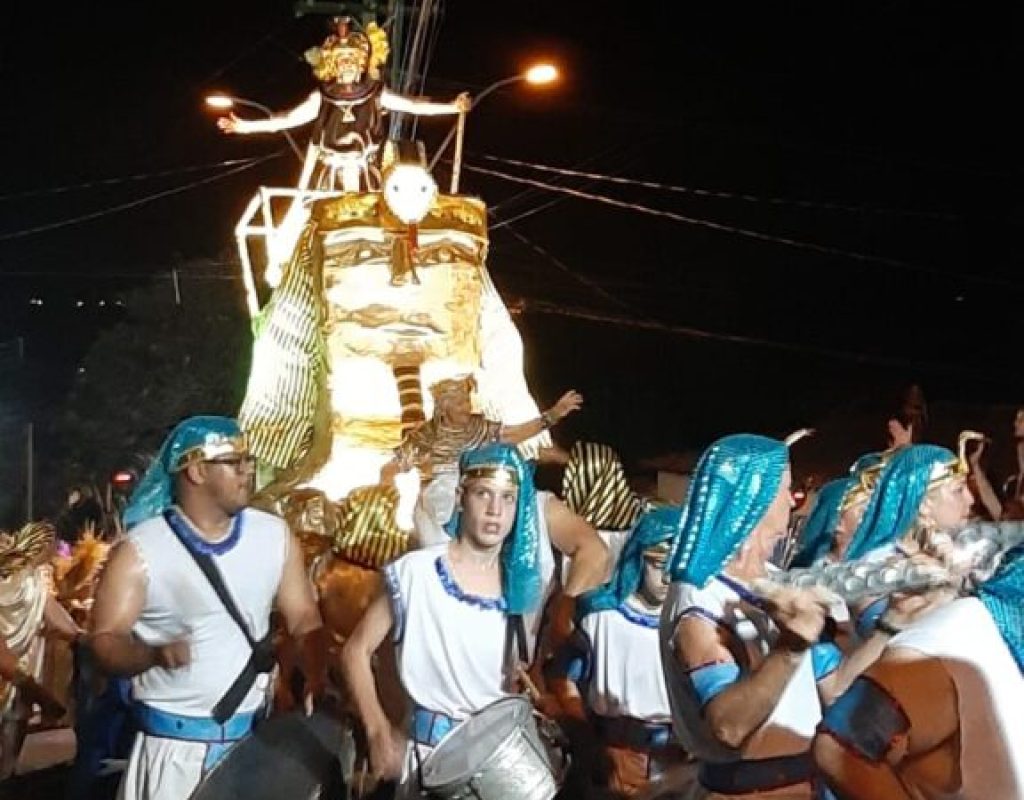 Bloco-Unidos-de-Santa-Olimpia-levou-ate-mesmo-carros-alegorios-para-as-ruas-576x1024