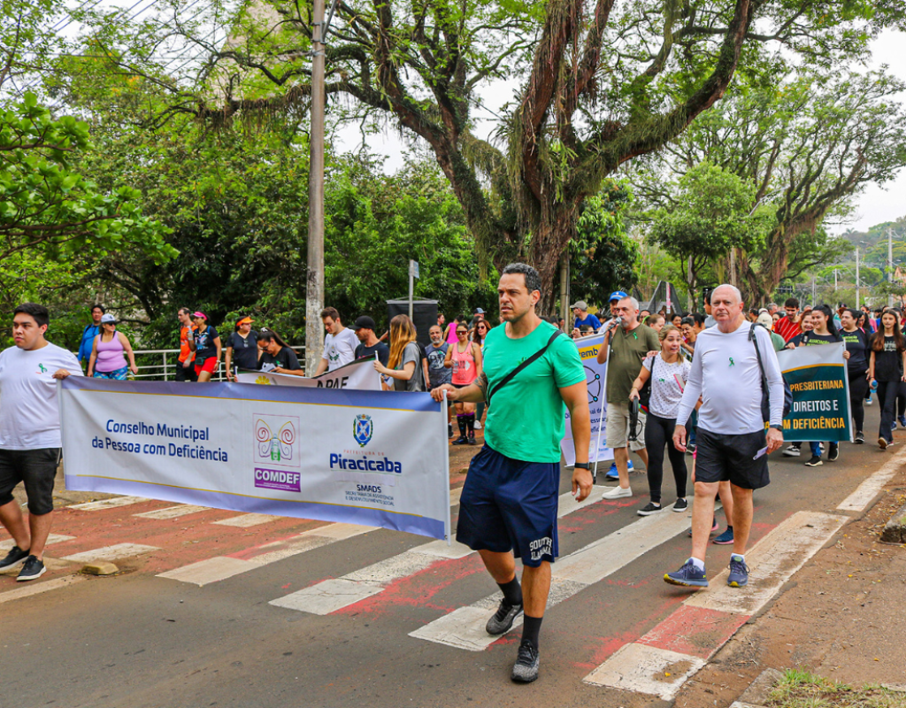 Caminhada inclusiva reúne mais de 200 pessoas