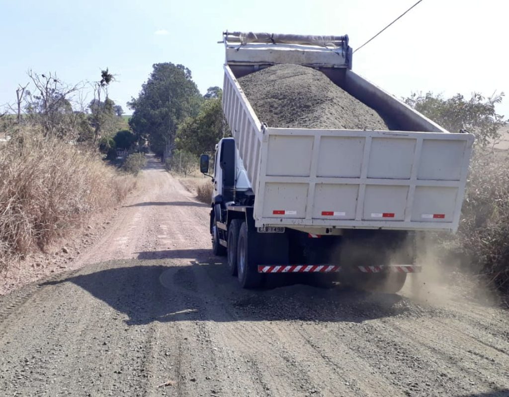 Caminhão da Sema descarregando material no bairro Pau D'Alhinho