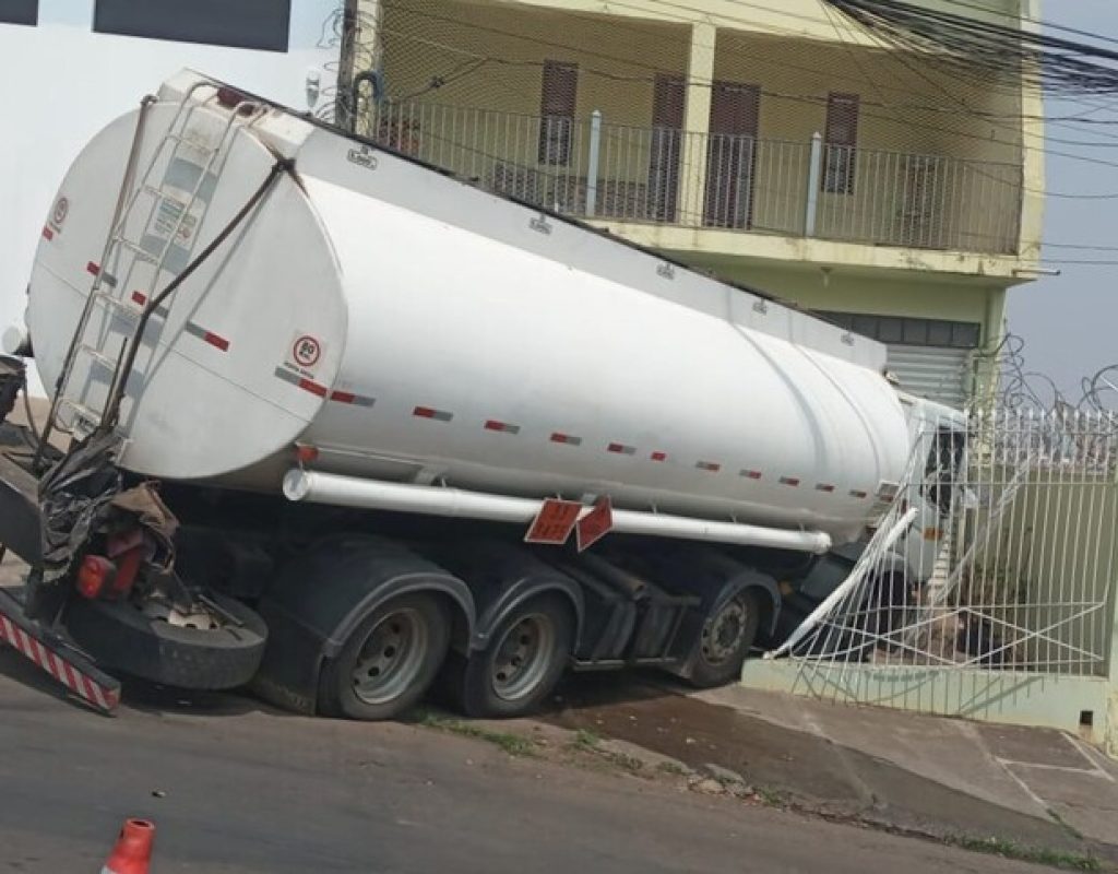 Caminhão-tanque perde freio e invade residência na Avenida Raposo Tavares em Piracicaba