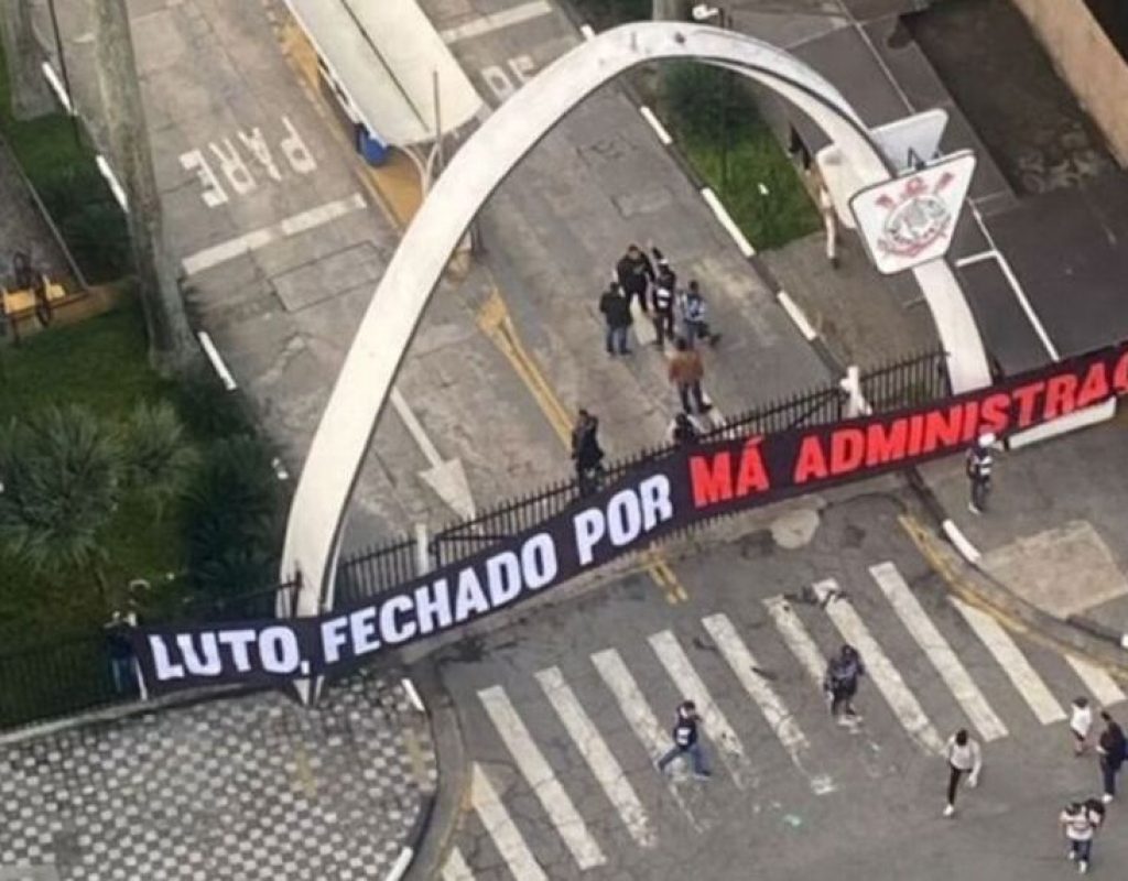 "Revolução Corinthiana": torcidas pedem mudanças urgentes no clube (Foto: Manuela Carrijo/Time do Povo)