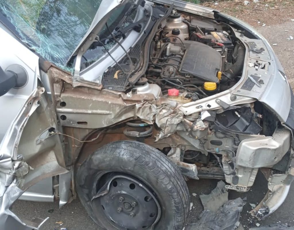 Carro colide com poste na estrada do Bongue em Piracicaba na tarde de domingo