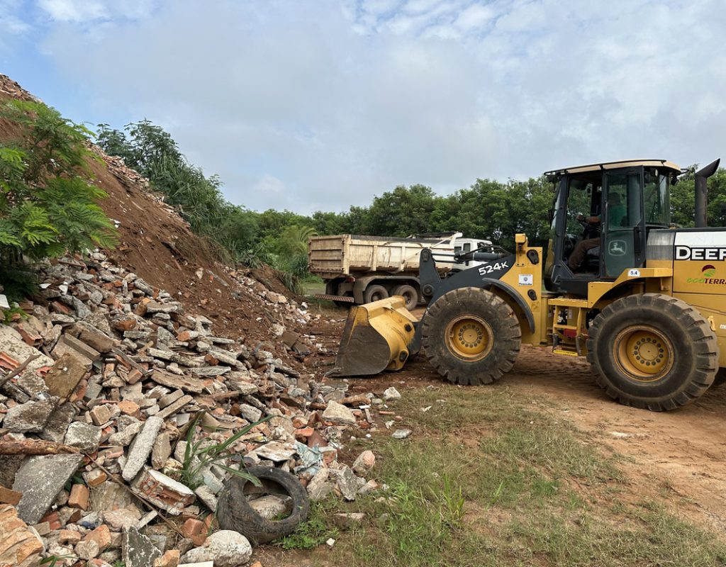 Central de Obras recebeu resíduos de forma indevida na gestão passada e passa por limpeza