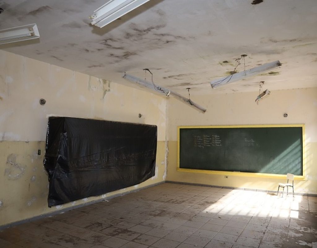 Com telhado descoberto_ esposicao ao tempo destruiu salas de aula e equipamentos da unidde escolar.