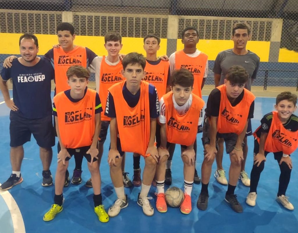 Comissão técnico e alguns dos atletas sub-14 de futsal masculino que disputarão os Jogos Metropira