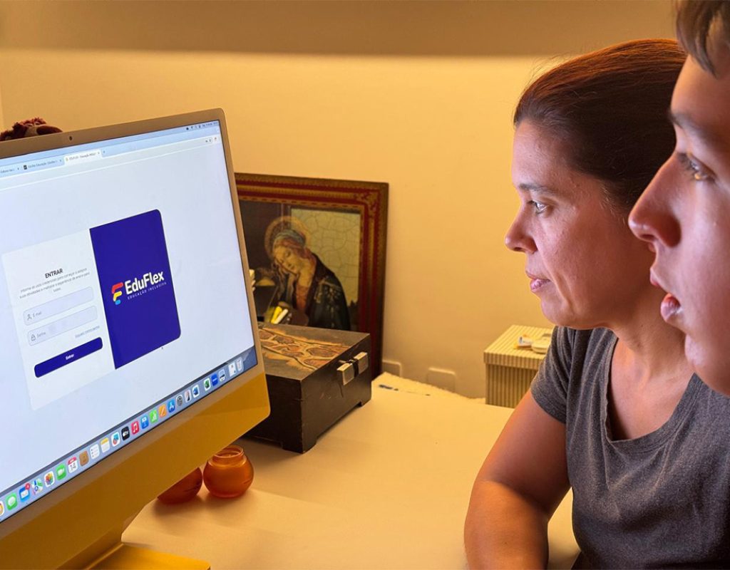 “Como família, vejo a ferramenta como algo fundamental, pois vai dar sentido ao aprendizado do meu filho” – Daniela Arouca com o filho