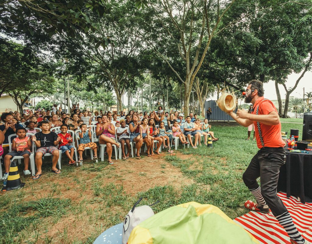 Comunidade de Santa Terezinha prestigia espetaculo do Kombi Circo - Foto Vinicius Rodrigo