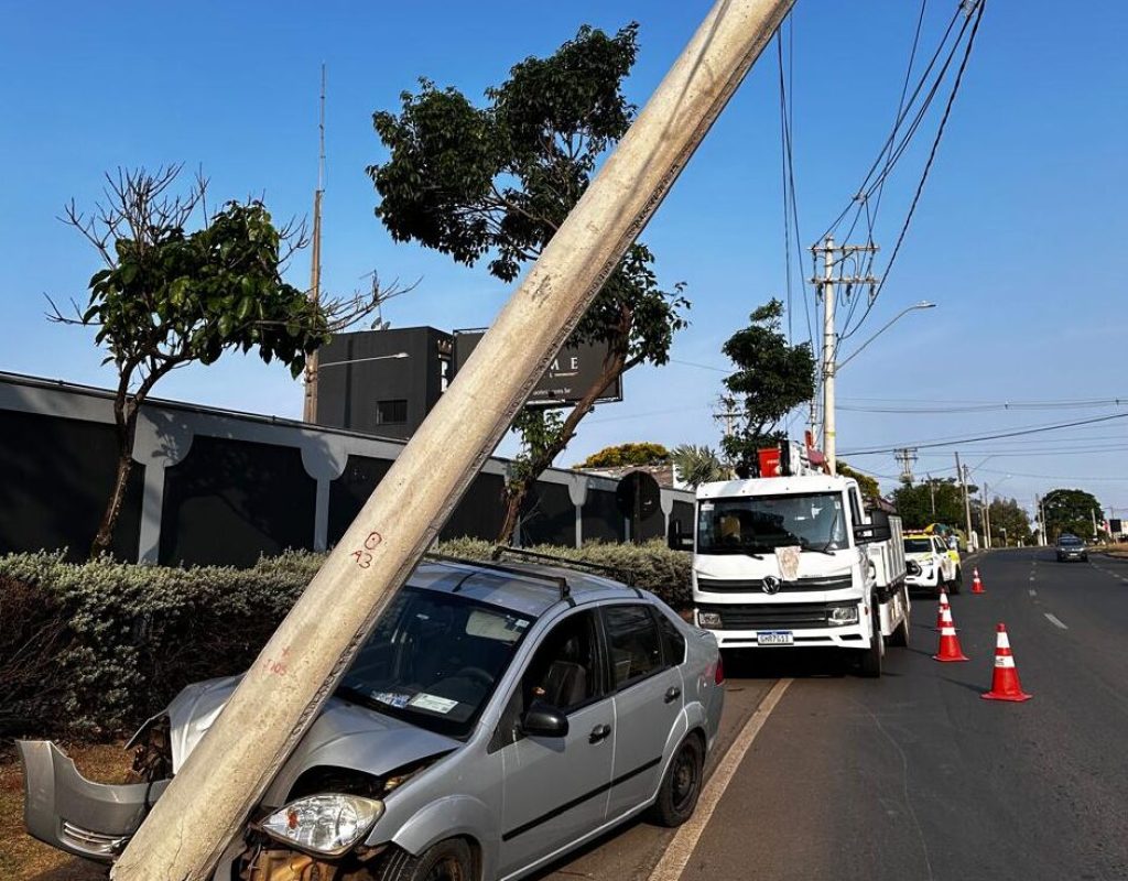 Condutor adormece ao volante e colide com poste em Piracicaba