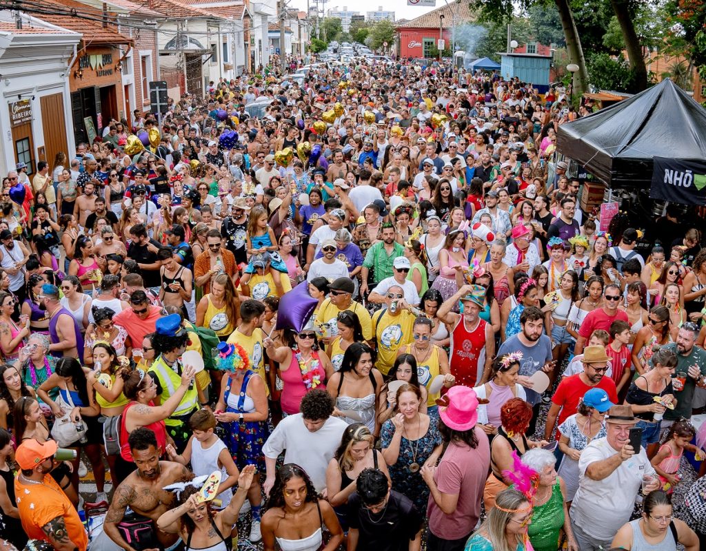 Cordão do Mestre Ambrosio arrastou uma multidão em seu cortejo