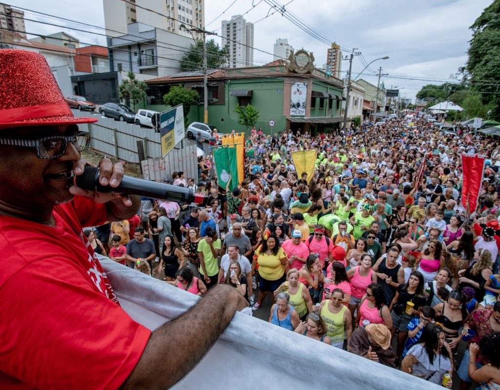 Cordão do Mestre Ambrósio reuniu centenas de pessoas no sábado de carnaval desde ano