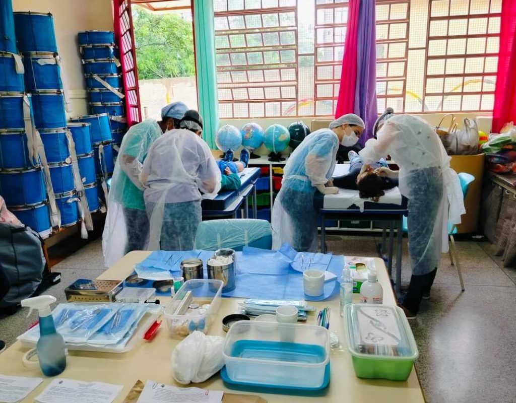 Crianças da Escola Municipal de Anhumas passaram por avaliação e tratamento em saúde bucal dentro da escola