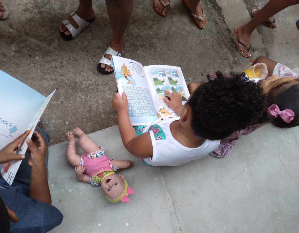 Crianças receberam cartilhas com linguagem pedagógica sobre a importância do saneamento