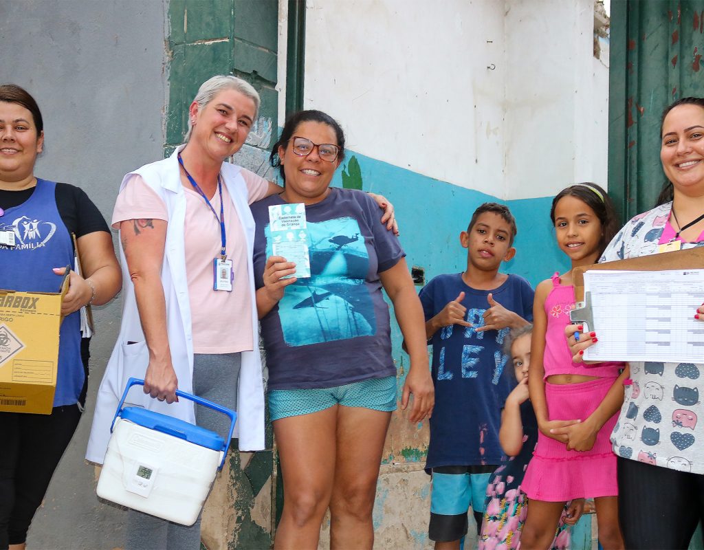 Cristiane, Beatriz, Leila, Raissa, Janilton e Tauara - equipe da USF Bosques 1 durante visita as casas do bairro