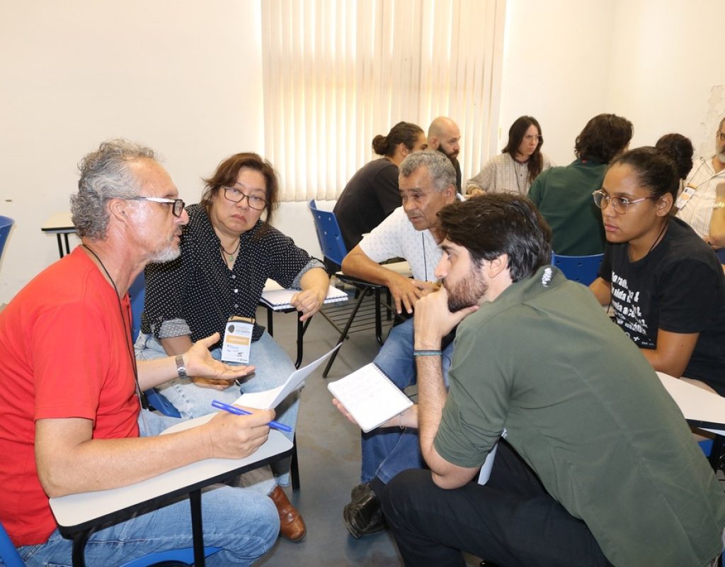 Depois da palestra inicial, os participantes foram separados em cinco grupos para discutir e propor ações