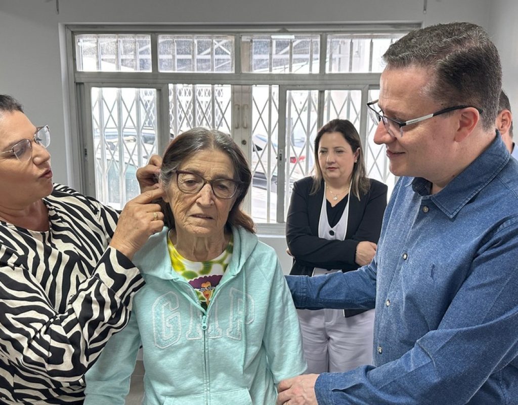 Doroti recebe orientações sobre o uso e conservação do seu aparelho auditivo
