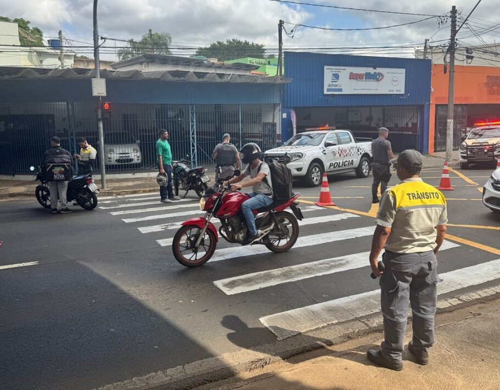 Durante as abordagens, foram fiscalizados itens como escapamentos adulterados