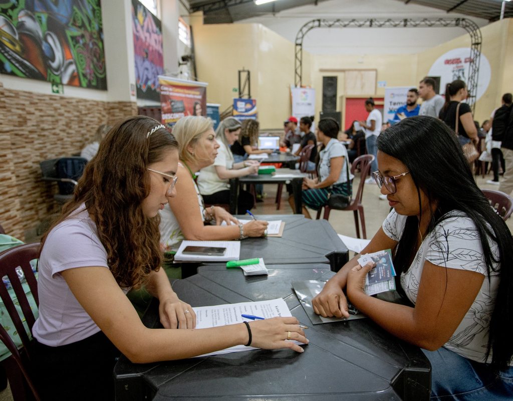 Durante as ações de emprabilidade da Semdettur, as pessoas tiveram a oportunidade de entregar currículos