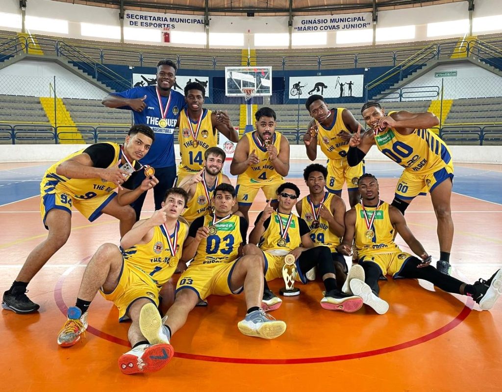 Elenco campeão do basquetebol masculino de Piracicaba