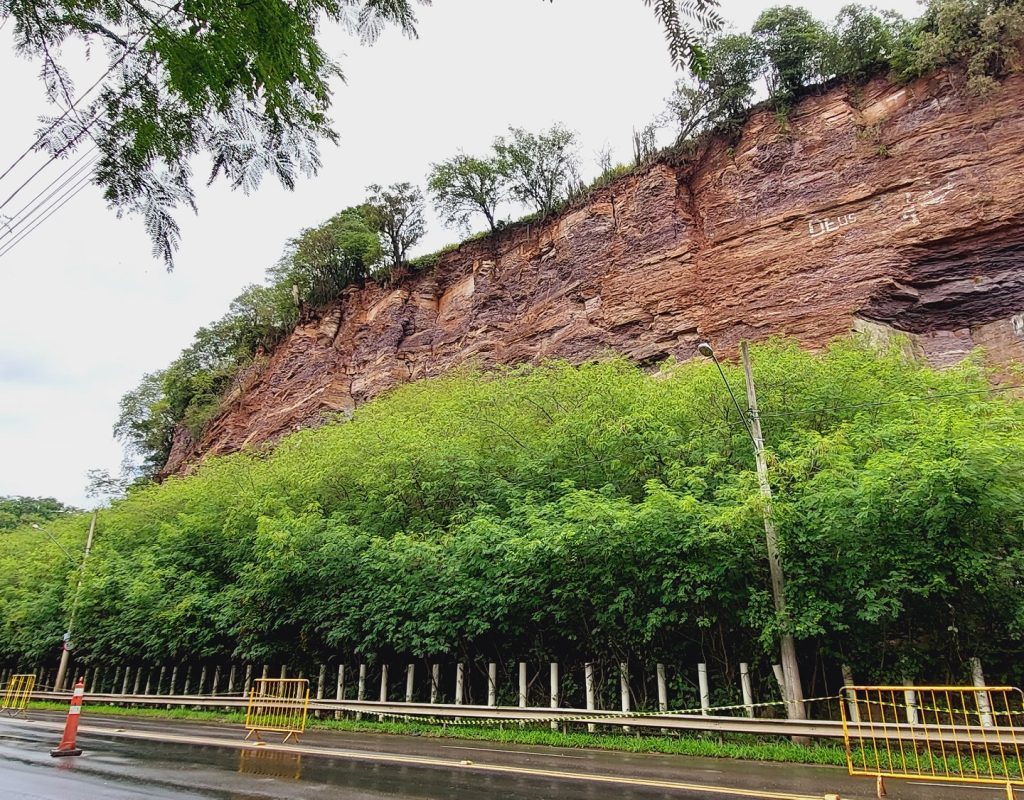 Em 21-11, uma pedra de 1,5 metro de diâmetro se desagregou da pedreira e, com a queda, fragmentos atingiram a avenida, resultando em interdição da via - Camila Piacentini