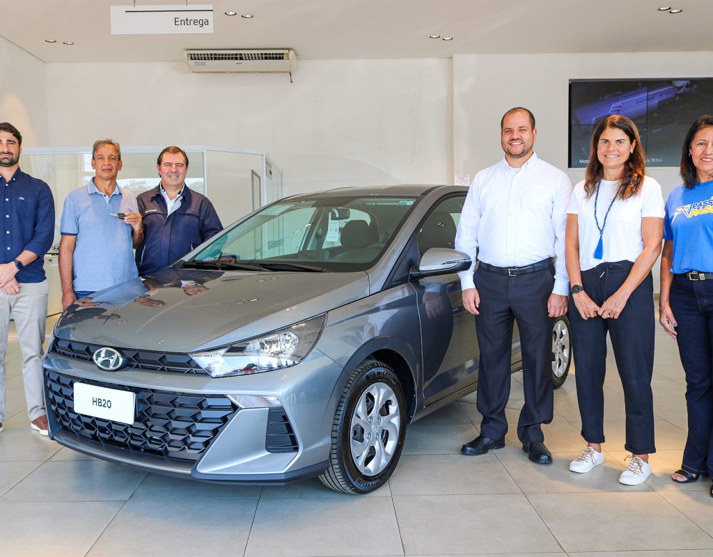 Entrega do carro ao vencedor foi realizada hoje, 20-08, na concessionária Hyundai HMB Caminho