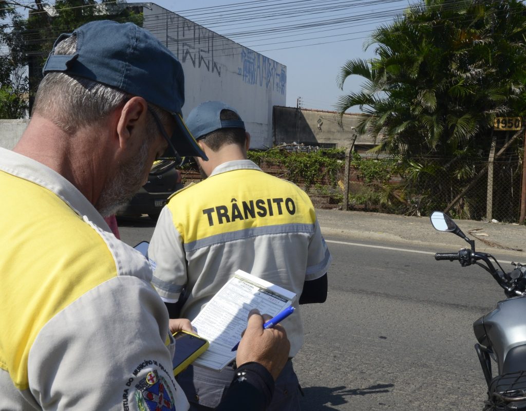 Equipe da Semuttran durante operação de fiscalização - Foto de Justino Lucente