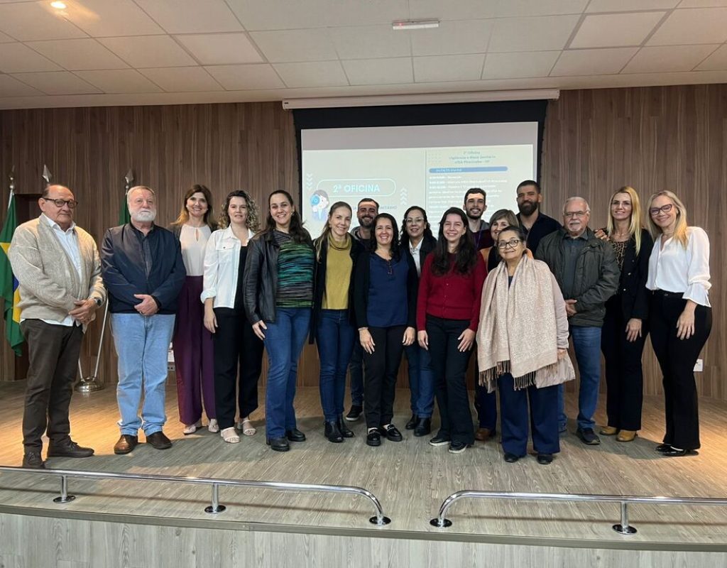 Equipe da VISA de Piracicaba ao lado Elizeu Diniz (blusa azul e barba branca à esquerda), diretor do Centro de Vigilância Sanitária do Estado