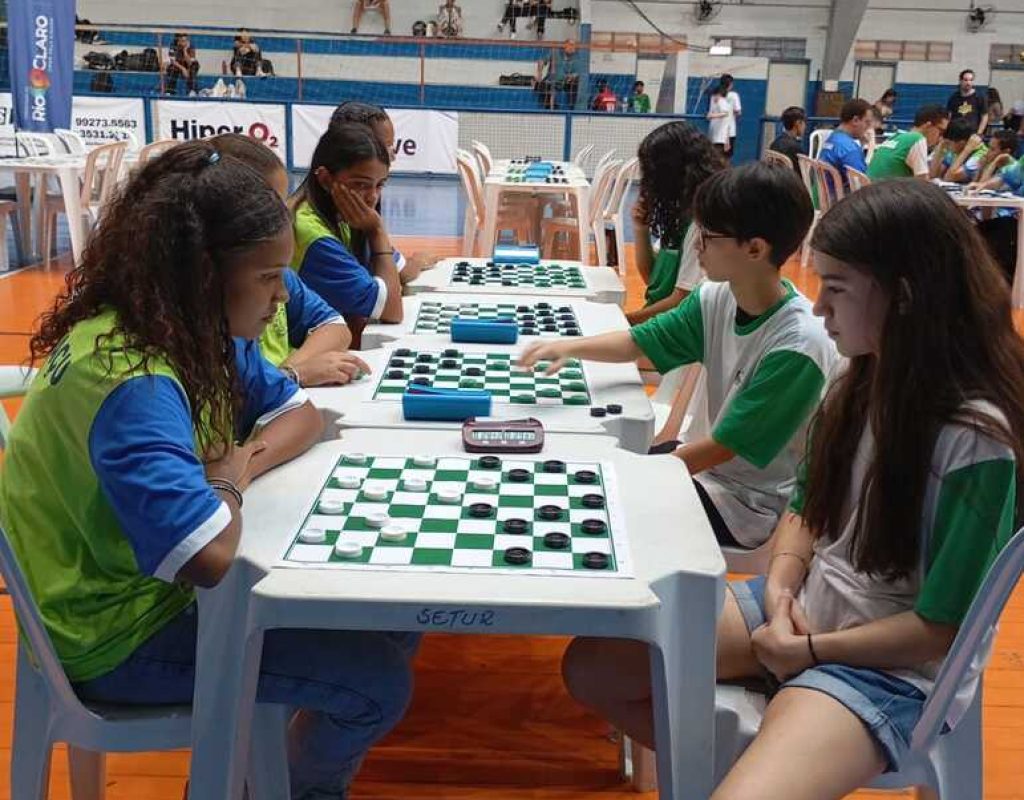 Equipe de damas (à direita) representa Piracicaba na competição