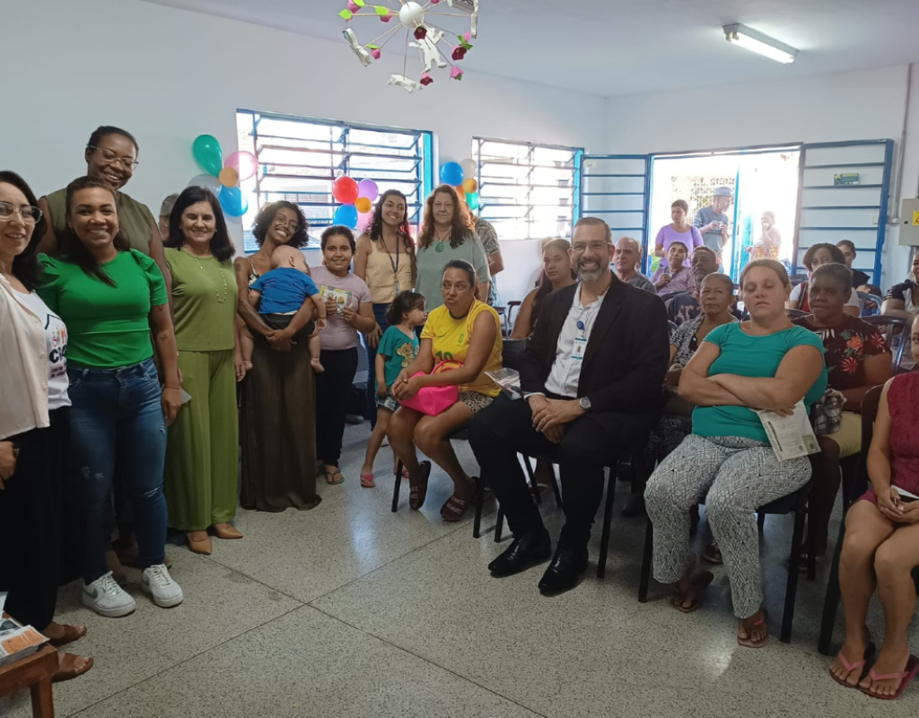 Equipe do Cras Vila Sônia, a secretária da Smads Euclidia Fioravante, e o Dr. Marcelo Carvalho, junto dos participantes da Acolhida