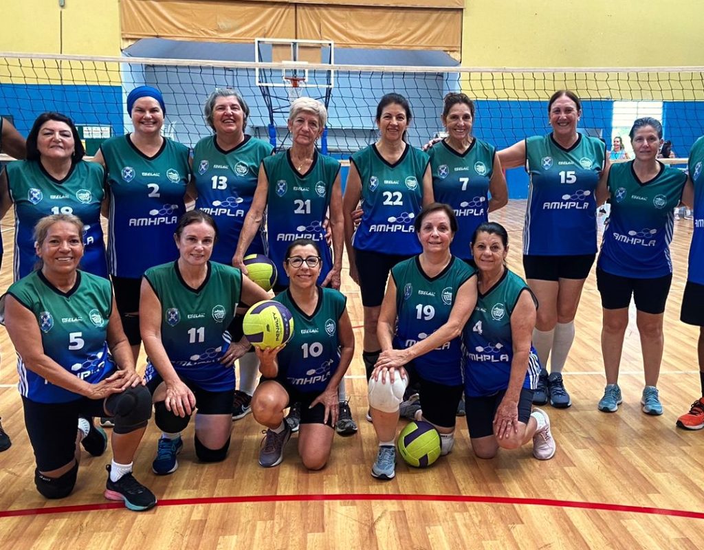 Equipe feminina de vôlei adaptado da Selam, categoria 58+