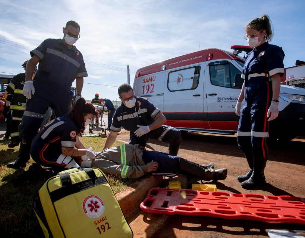 Equipes do Samu durante treinamento de suas equipes para socorro em acidentes com multiplas vítimas