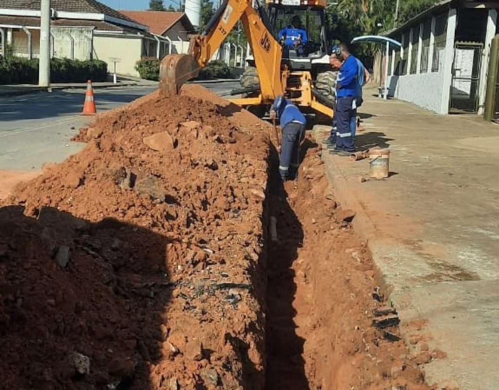 Equipes trabalham na abertura de vala