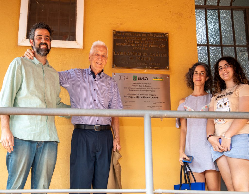 Descerramento da placa do Laboratório Professor Silvio Moure Cicero, Departamento de Produção Vegetal - LPV (Foto: Denise Guimarães)