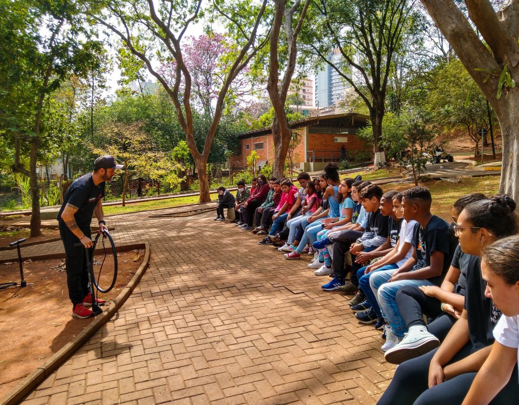 Estudantes aprenderam sobre como colocar remendo na câmara do pneu de bike