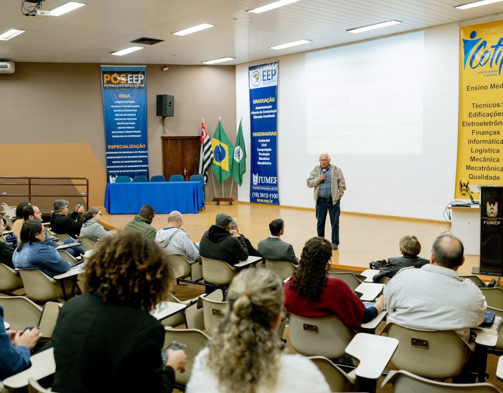 Euclides Libardi, secretário da Semdettur, durante Seminário de Imigrantes