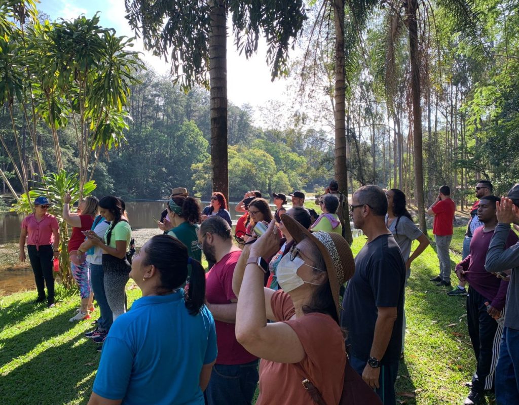 Evento As Aves do Horto de Tupi, ação de observação de pássaros, contou com 30 participantes