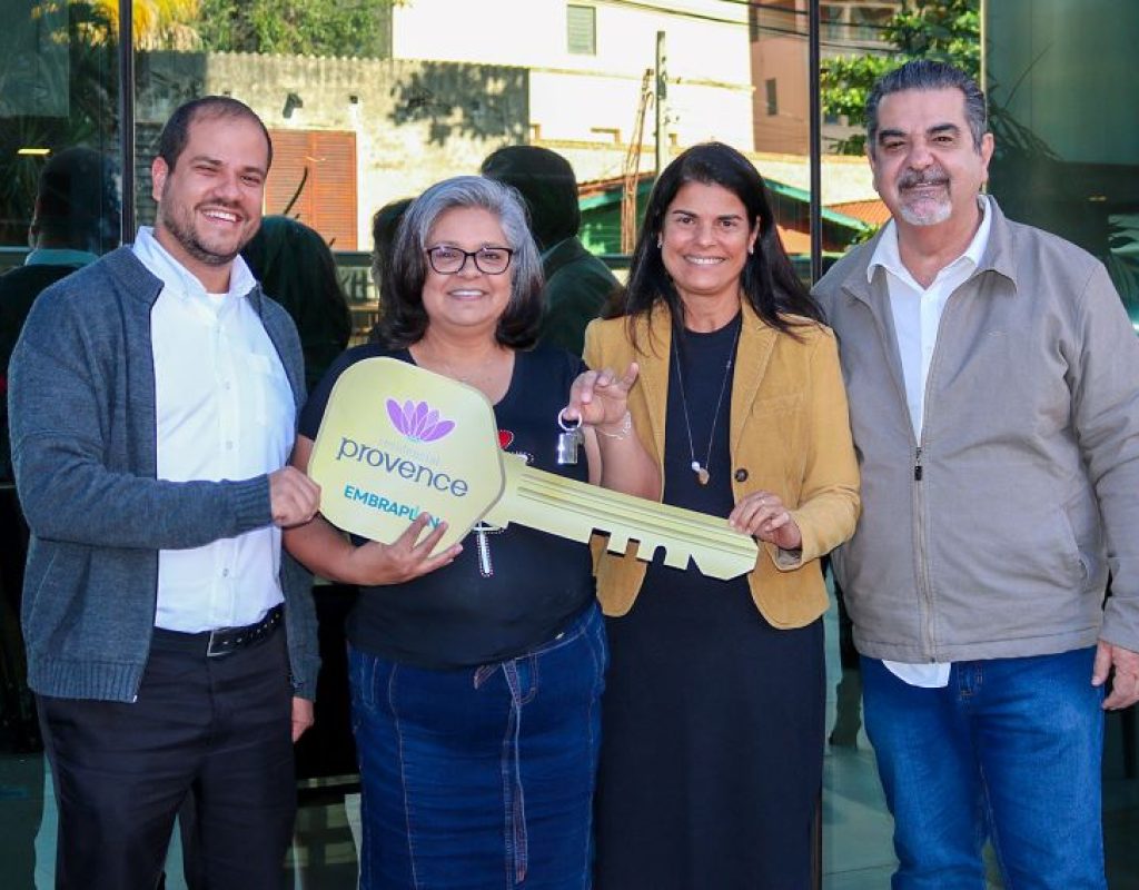 Fábio do Amaral Sanches, a ganhadora do partamento, Elaine Cristina Simões de Oliveira, Andréa Almeida e Carlos Beltrame