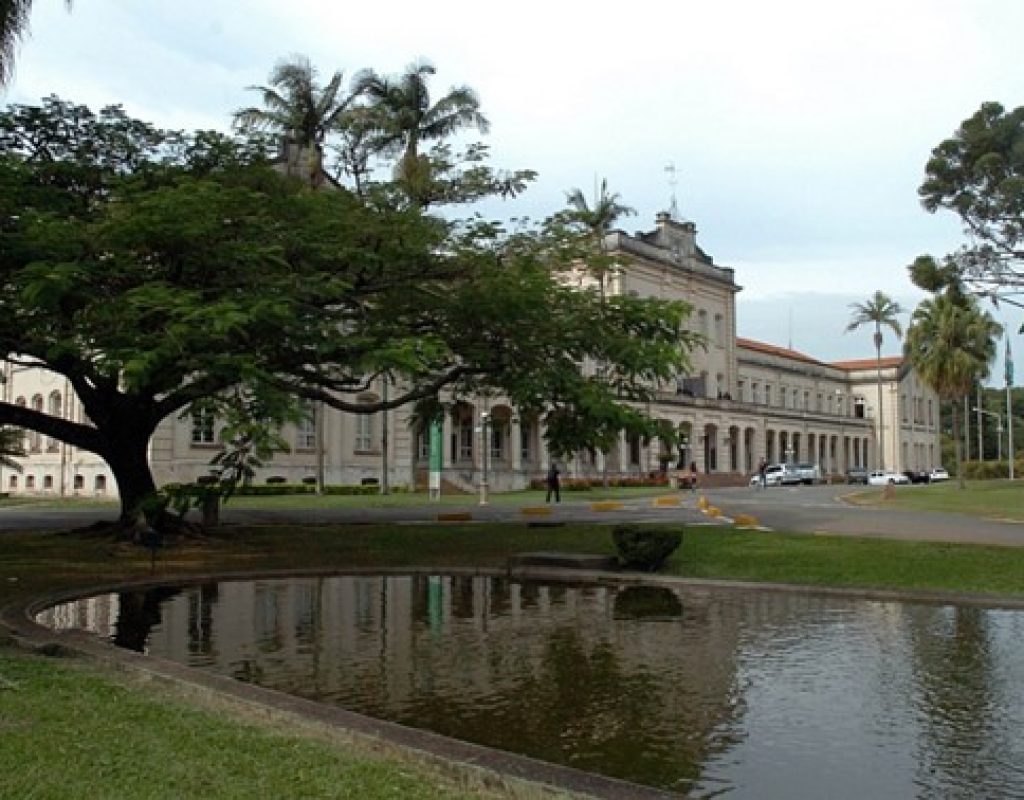 Fachada do prédio principal da Escola Superior de Agricultura Luiz de Queiroz