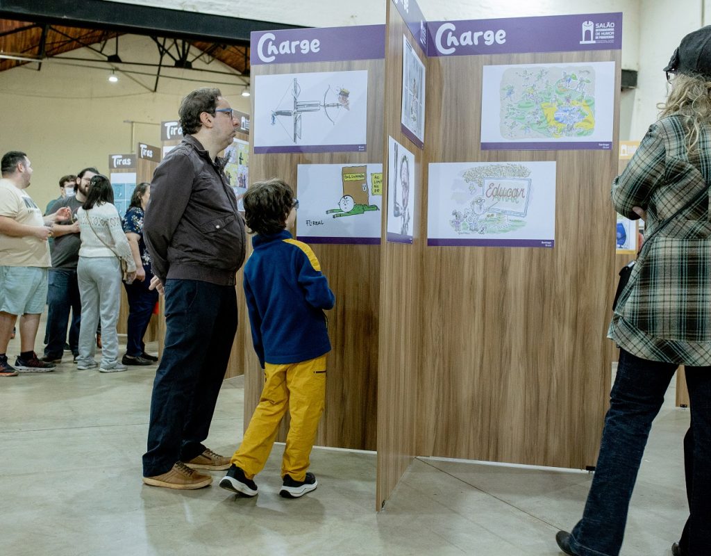 Família aprecia obras da exposição no Armazém 14 (1)
