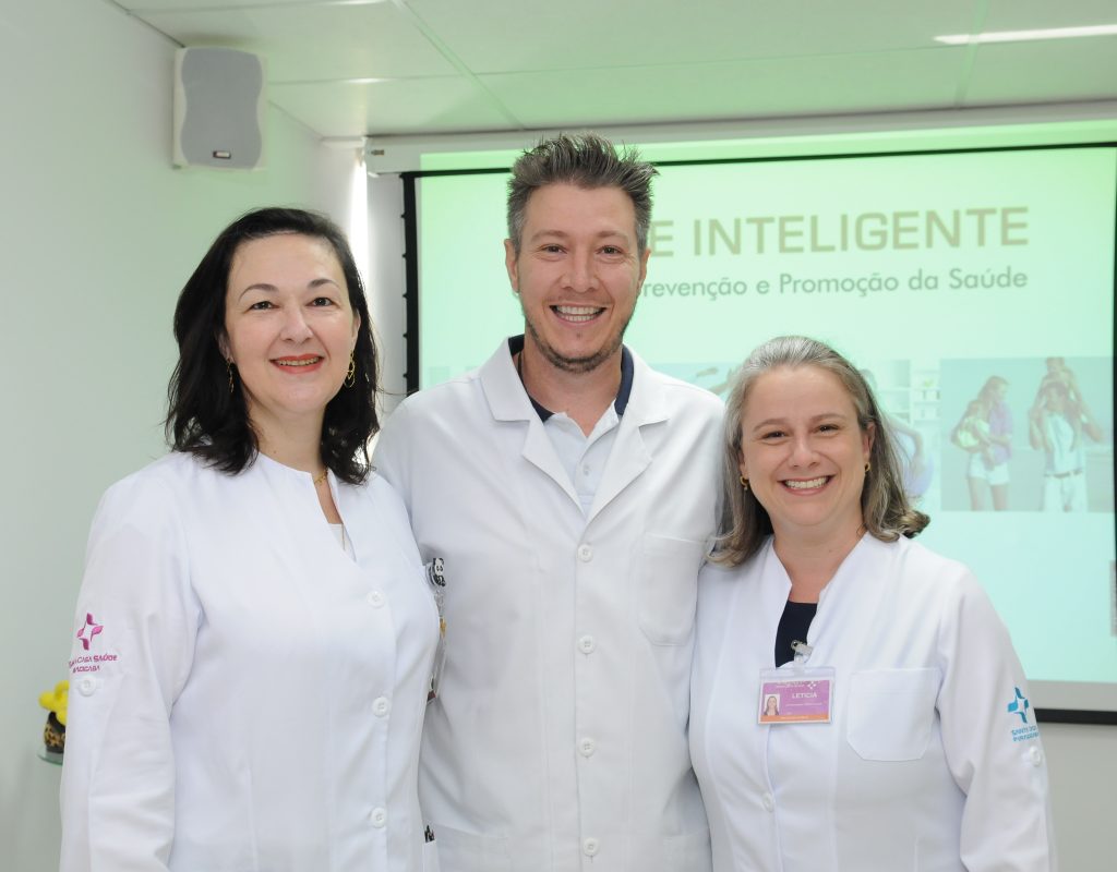 Fisioterapeutas e acupunturistas Silvia Silvestrini e Erik Jordan e a psicóloga Letícia Elias são parte da equipe