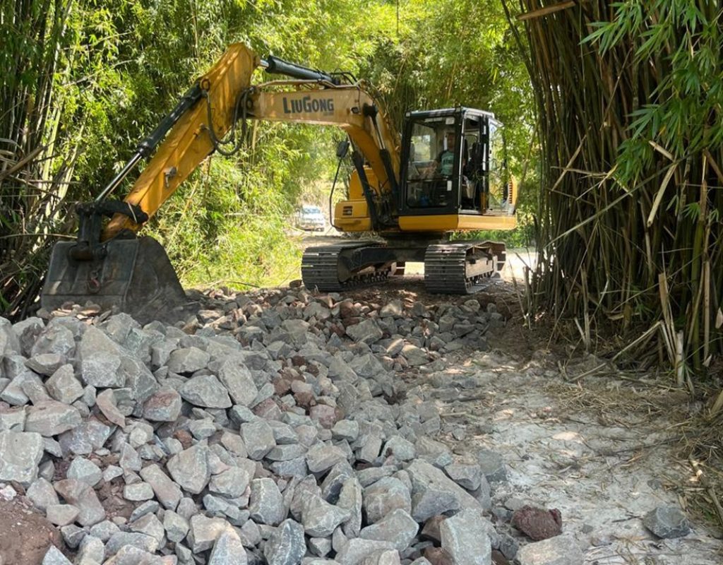 Foram utilizados muros de gabião e máquina para o serviço de recuperação