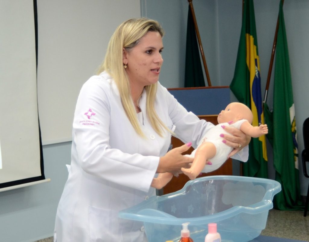 Foto1- A enfermeira Monick Gonçalves, coordenadora do Curso, durante oficina de banho do bebê