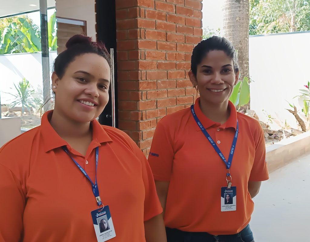 Gabriela e Leandra vão trabalhar juntas como operadoras de lanchonete