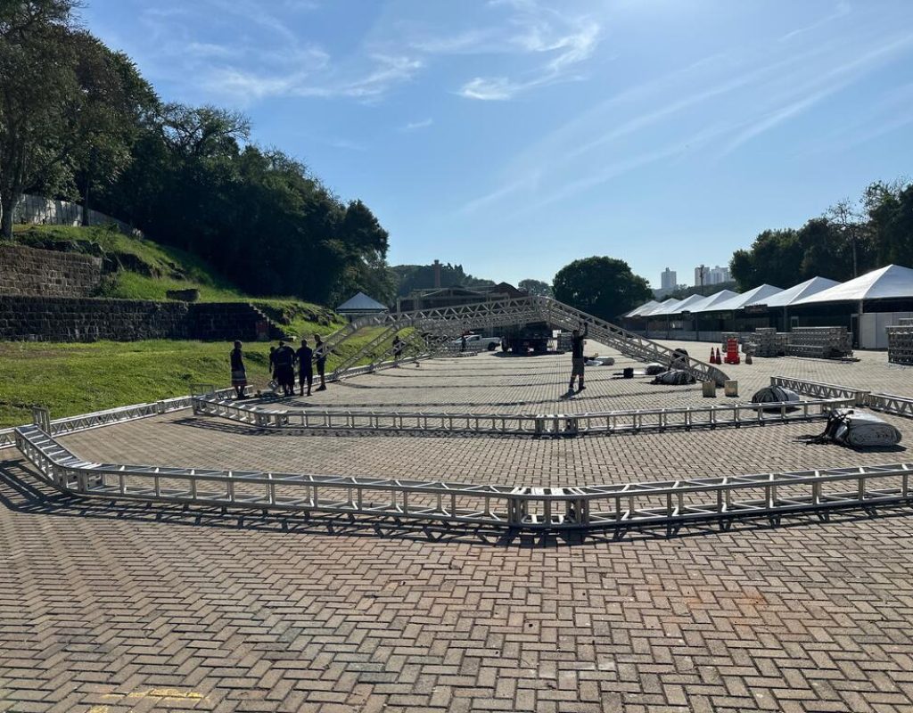 Grande Tenda já começa a tomar forma