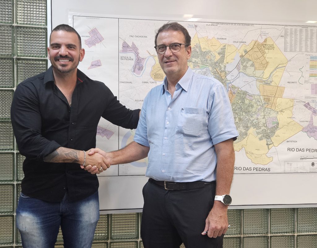 Guilherme Michelin Pereira e o prefeito Luciano Almeida