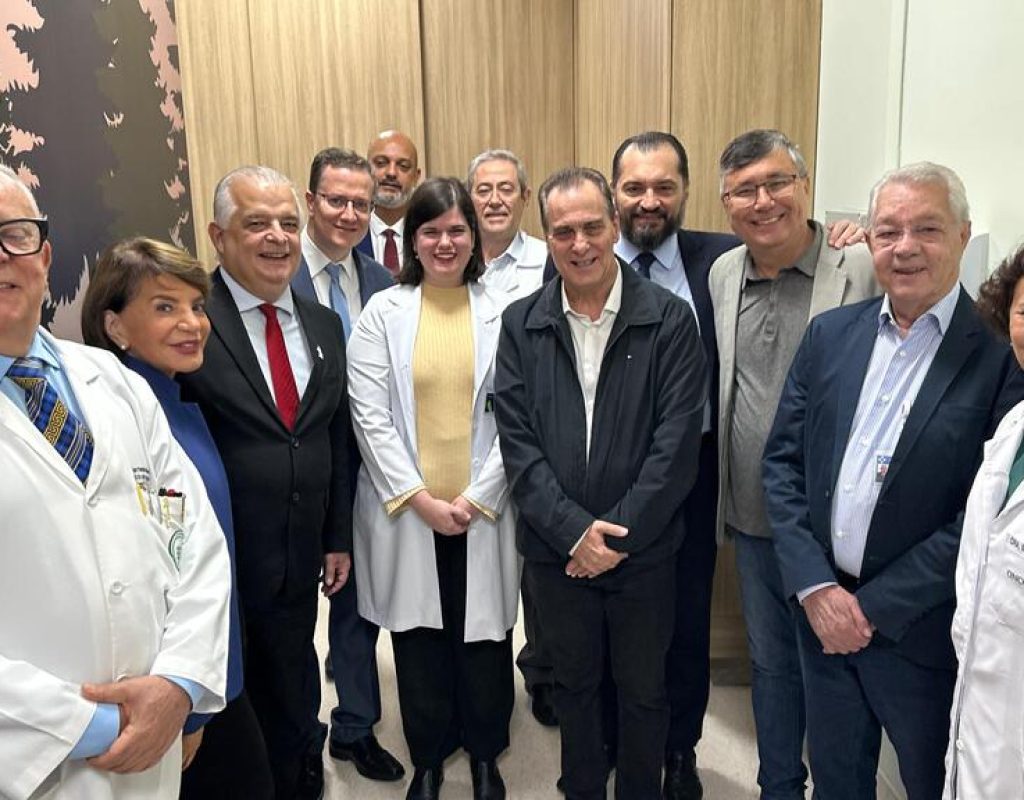 Helinho Zanata ao lado da equipe técnica do Cecan, diretoria da Santa Casa e do ministro Márcio França