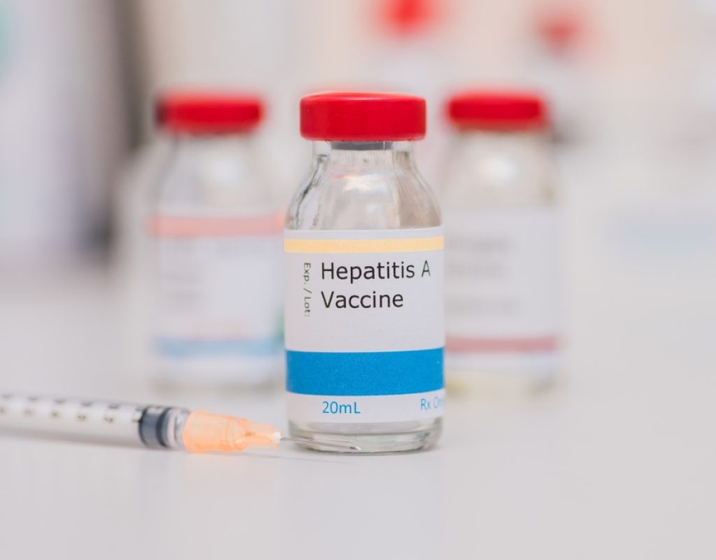 Hepatites virais dos tipos A e B são preveníveis por vacina disponibilizada gratuitamente pelo SUS