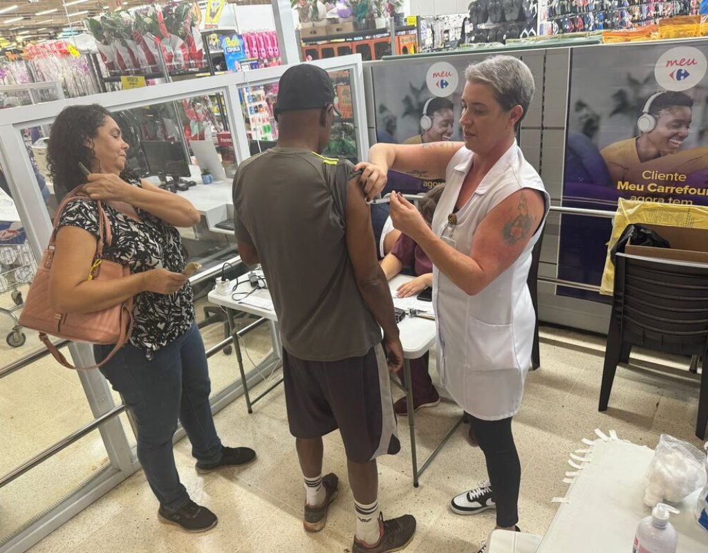 Imunização contra a gripe está disponível em todas as salas de vacina da rede pública das 8h às 15h e em cinco UBSs durante a noite