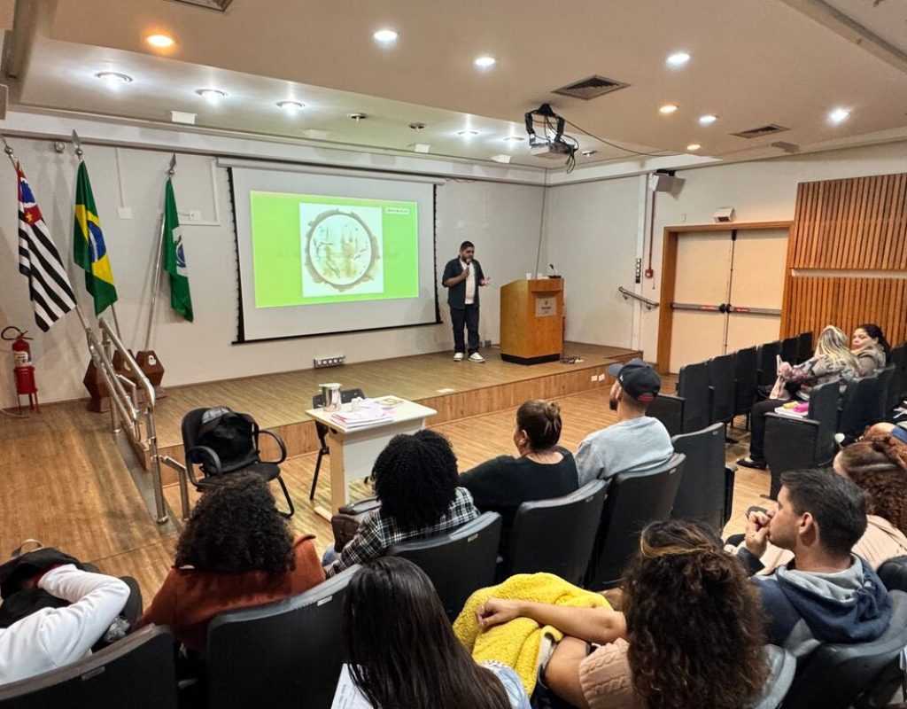 Foto: José Artur Castilho, é educador social e conduz as atividades da formação