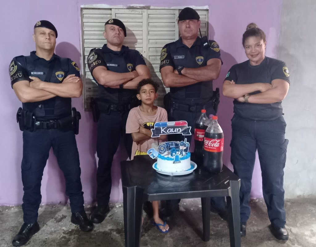 Kauan com parte da equipe que foi homenageá-lo